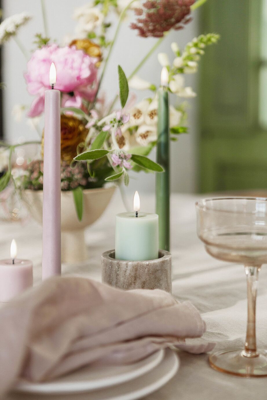 Uyuni-UL-PI-DGM0506-UL-PI-LLM0505-UL-30806-UL-TA-OG02325-2-UL-TA-LL02325-2 Uyuni LED Stumpenkerze 5 x 7,5cm melted dusty green