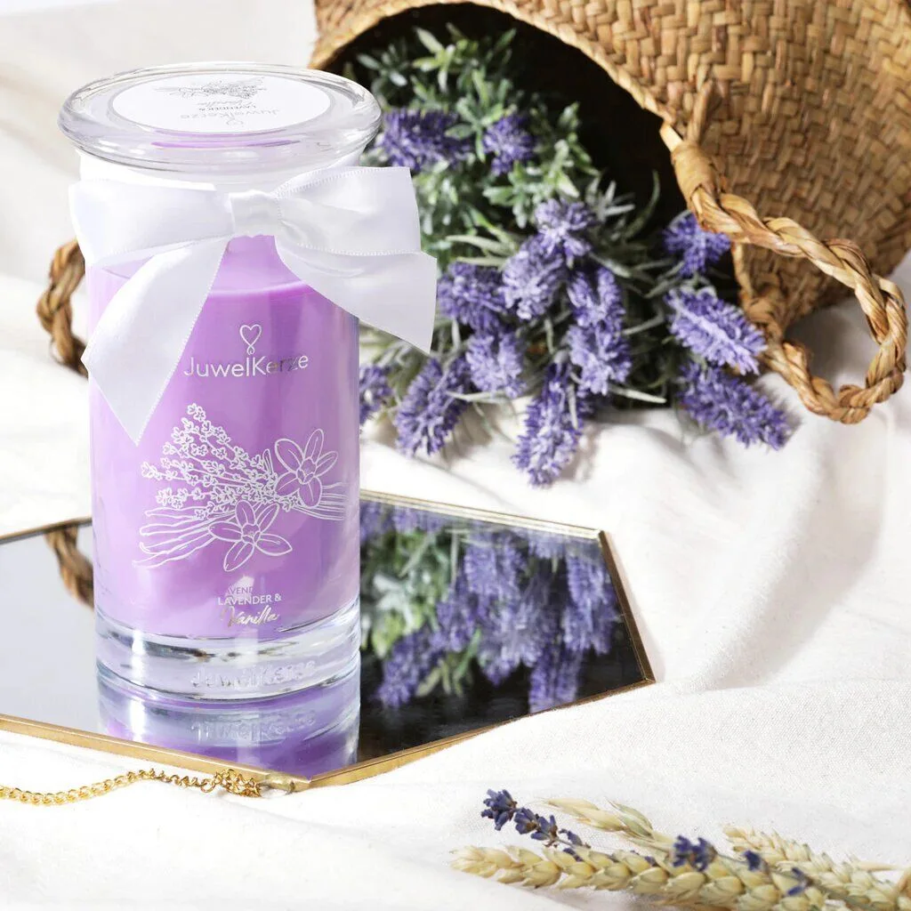 853e93ac9f57600f7968b2dd343ac66ea8d30d67_lavender_and_vanilla_jewelcandle_gallery_image_2_DE_1024x10241 Fresh Lavender & Vanilla (Armband) 400g