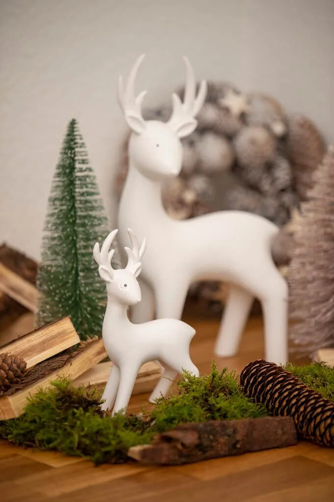 Junus-stehend-blick-seitlich Hirsch Junus 26cm Blick seitwärts