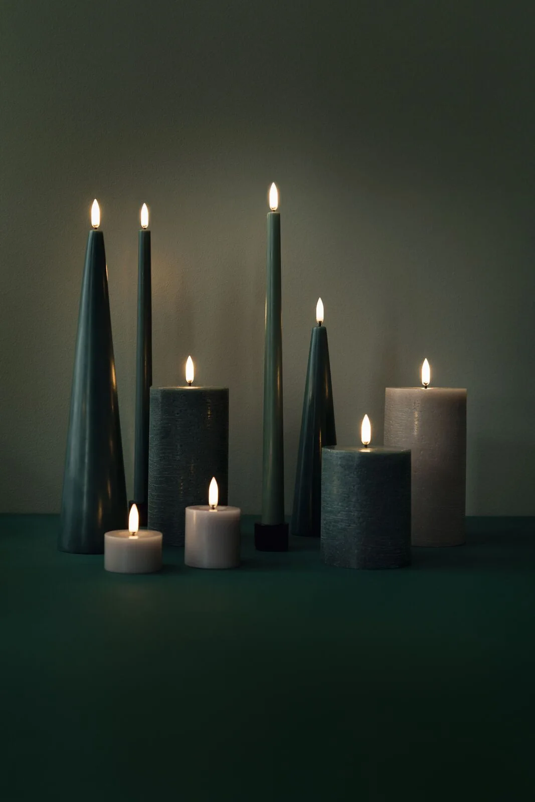 Uyuni-UL-PI-SAM0503-UL-SAM0505-UL-PI-PG78010-UL-TA-PG-02332-2-UL-CO-PG07030-Cone-Candles-medium Uyuni LED Cone Candle 21,5cm Pine Green