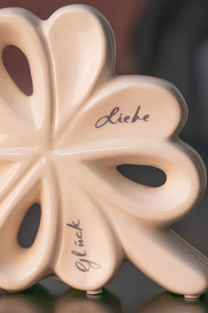 alegra-offen-m-schrift-weiss-creme-detail-rechts Deko Glücksblatt Alegra 17cm