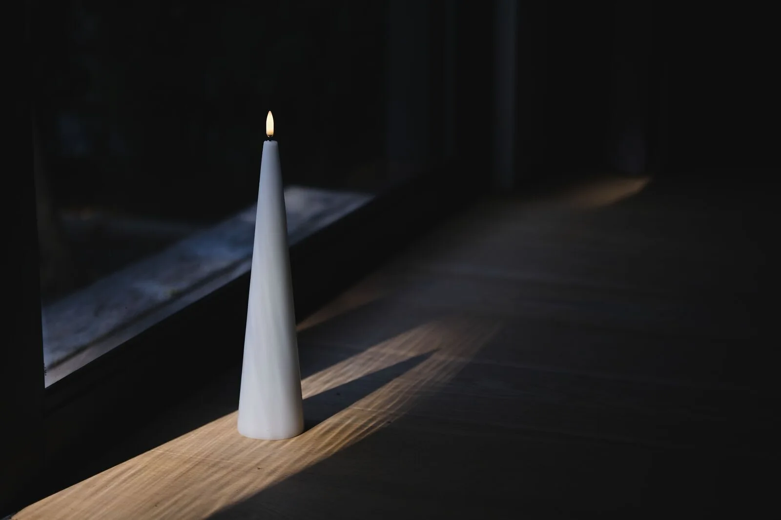 Cone-candle-in-the-sun-medium Uyuni LED Cone Candle 21,5 cm nordic white