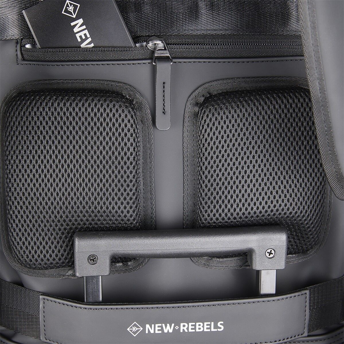 B10CC283AC6FA2CAC157596AC67BB622AC0EEAEC Reflect - Milwaukee Rucksack silber