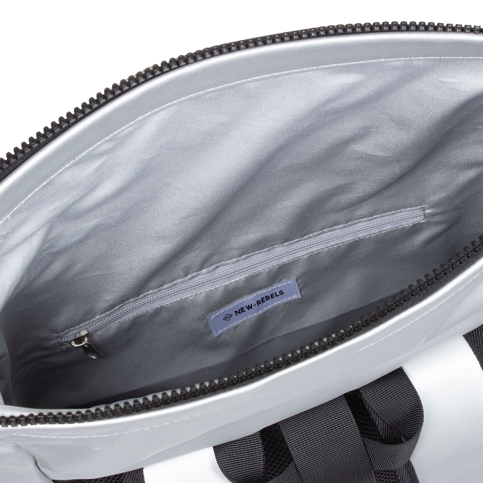 _9333bkM Mart - New York Rolltop Rucksack silber metallic