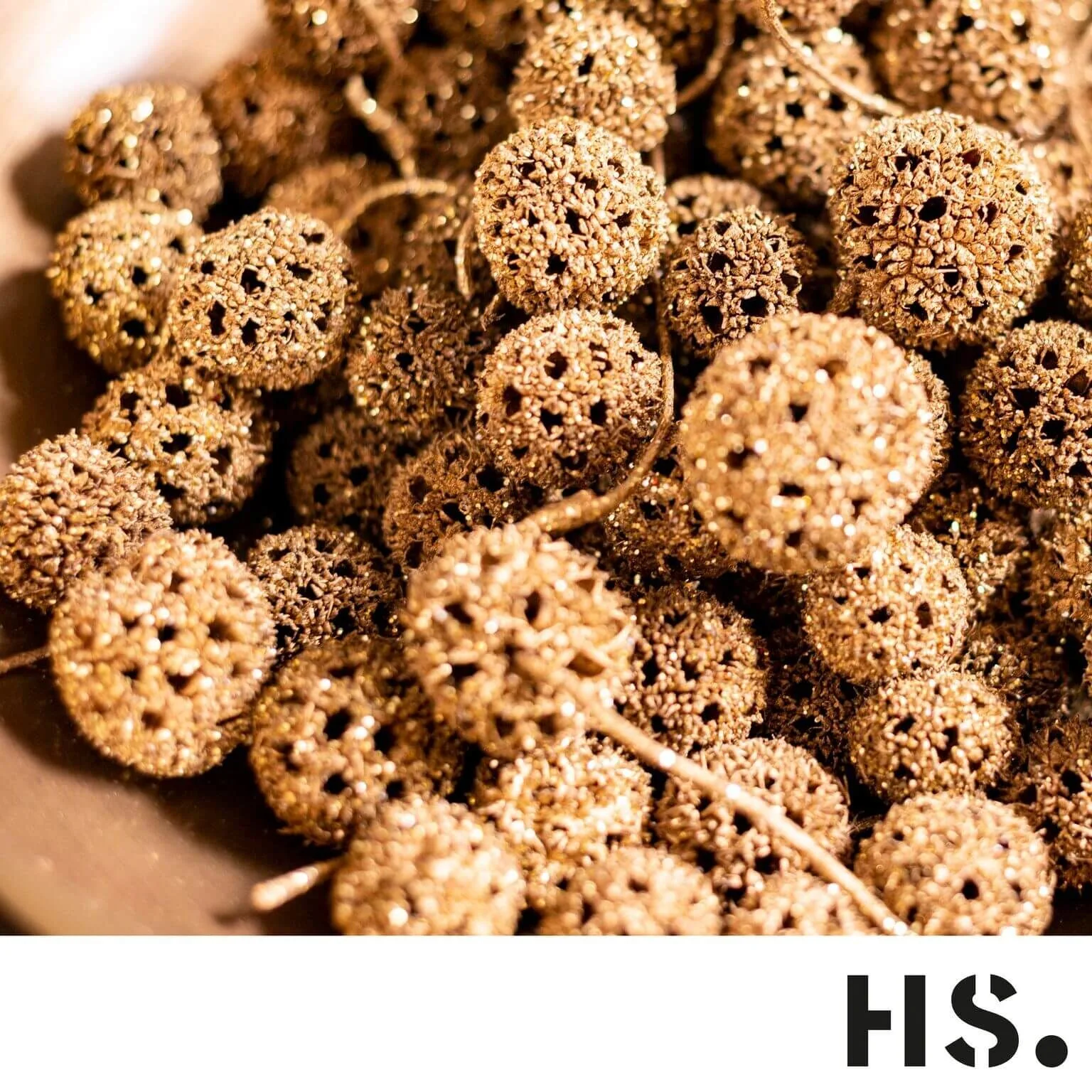 iQvAs_M4 Tannenzapfen Deko Dambar gold