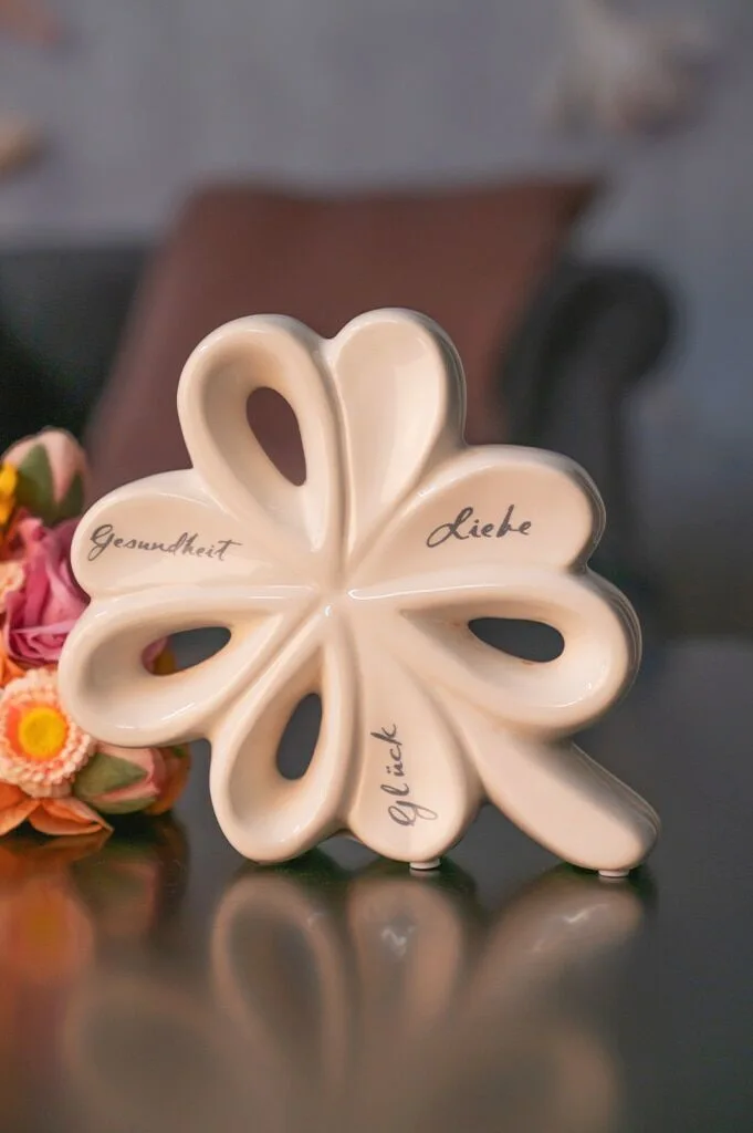 alegra-offen-m-schrift-weiss-creme Deko Glücksblatt Alegra 17cm