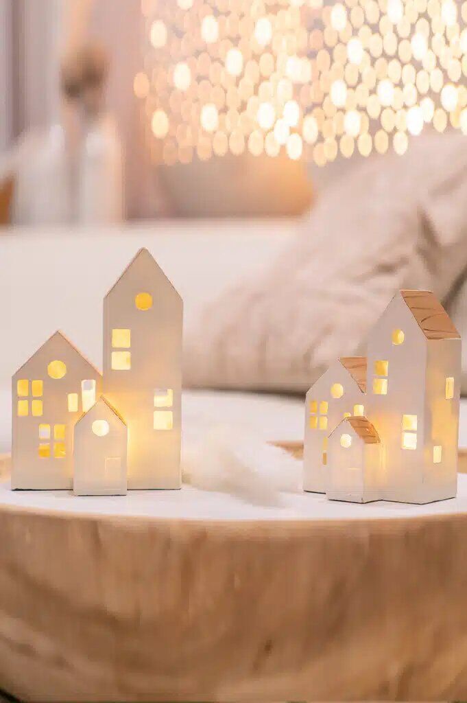 Dorf Bilbury 3 Häuser mit Holzdach 16,5cm cremeweiß