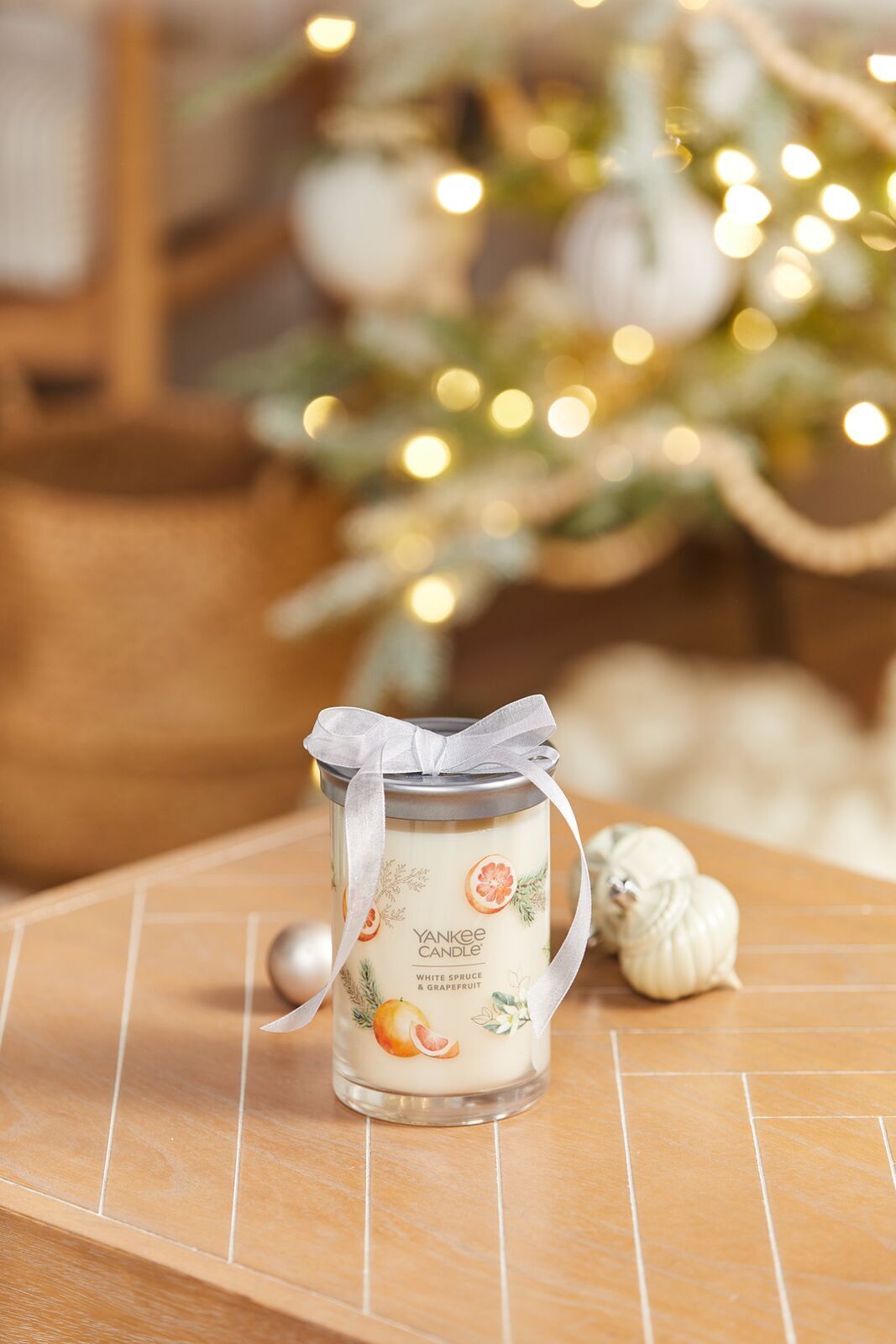 233268977_015 White Spruce & Grapefruit Signature Large Tumbler 567g 2-Docht