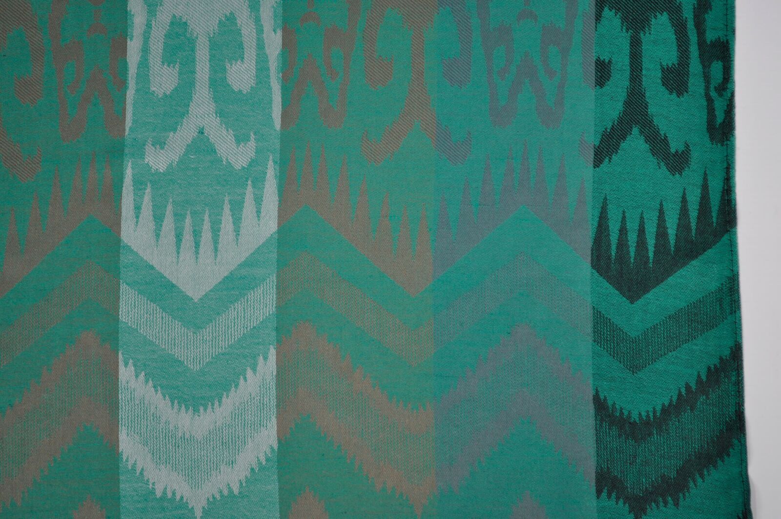 60550005-335_Detail Jacquard Schal Niya bottle green 335