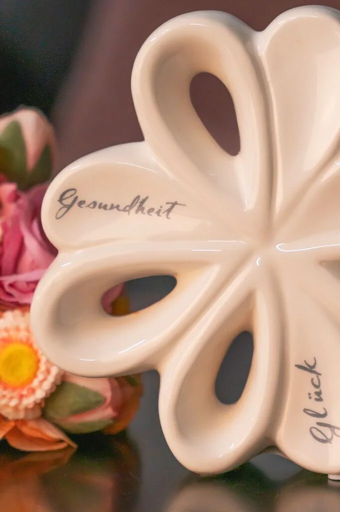 alegra-offen-m-schrift-weiss-creme-detail-links Deko Glücksblatt Alegra 17cm