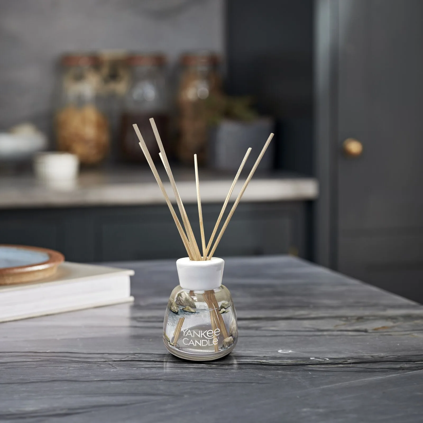 Amber & Sandalwood Signature Reed Diffuser 100ml Amber & Sandalwood Signature Reed Diffuser 100ml