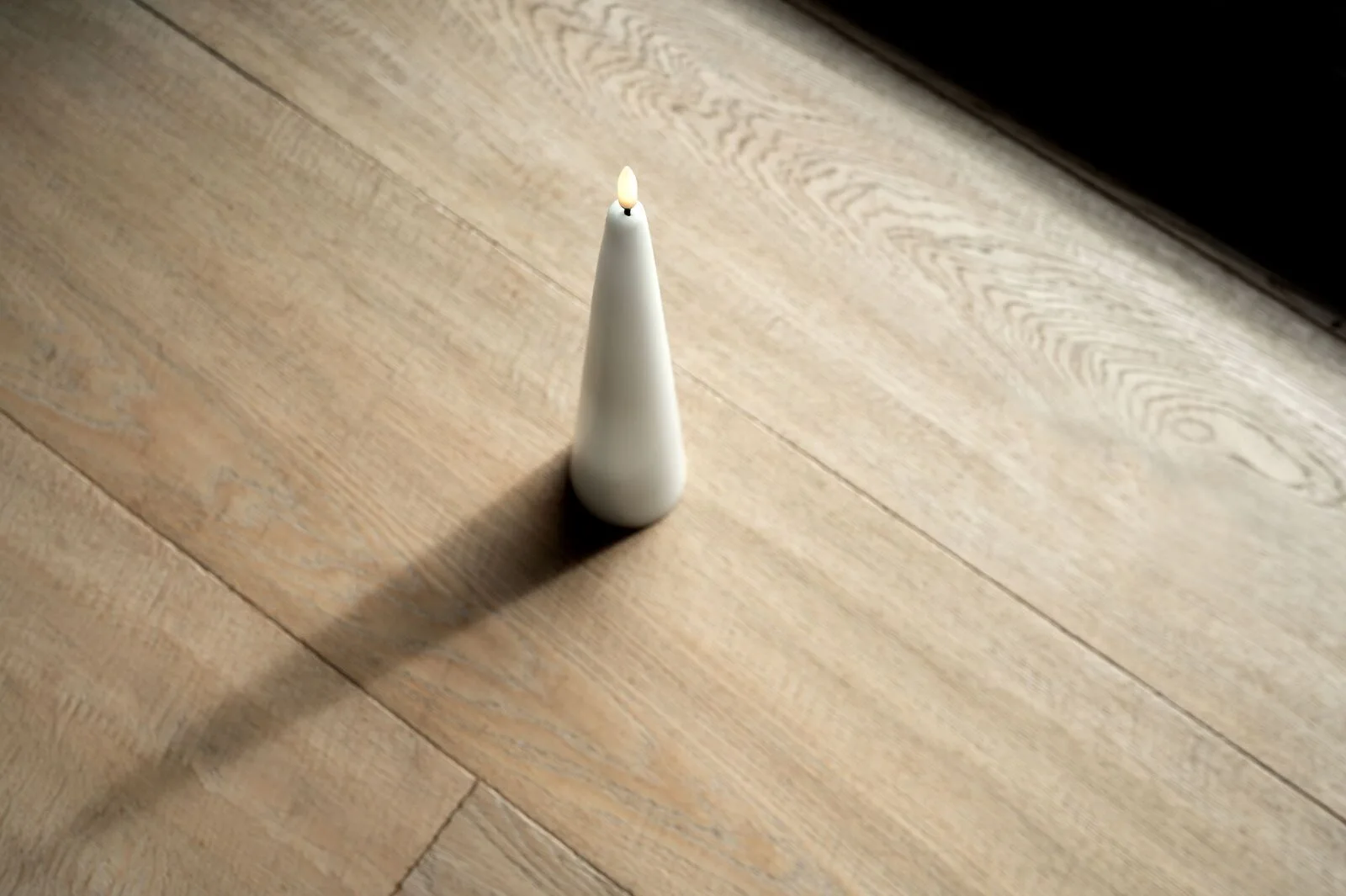 Cone-Candles-on-the-Floor-medium Uyuni LED Cone Candle 21,5 cm nordic white