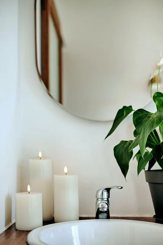 Ivory-Pillars-in-bathroom-small