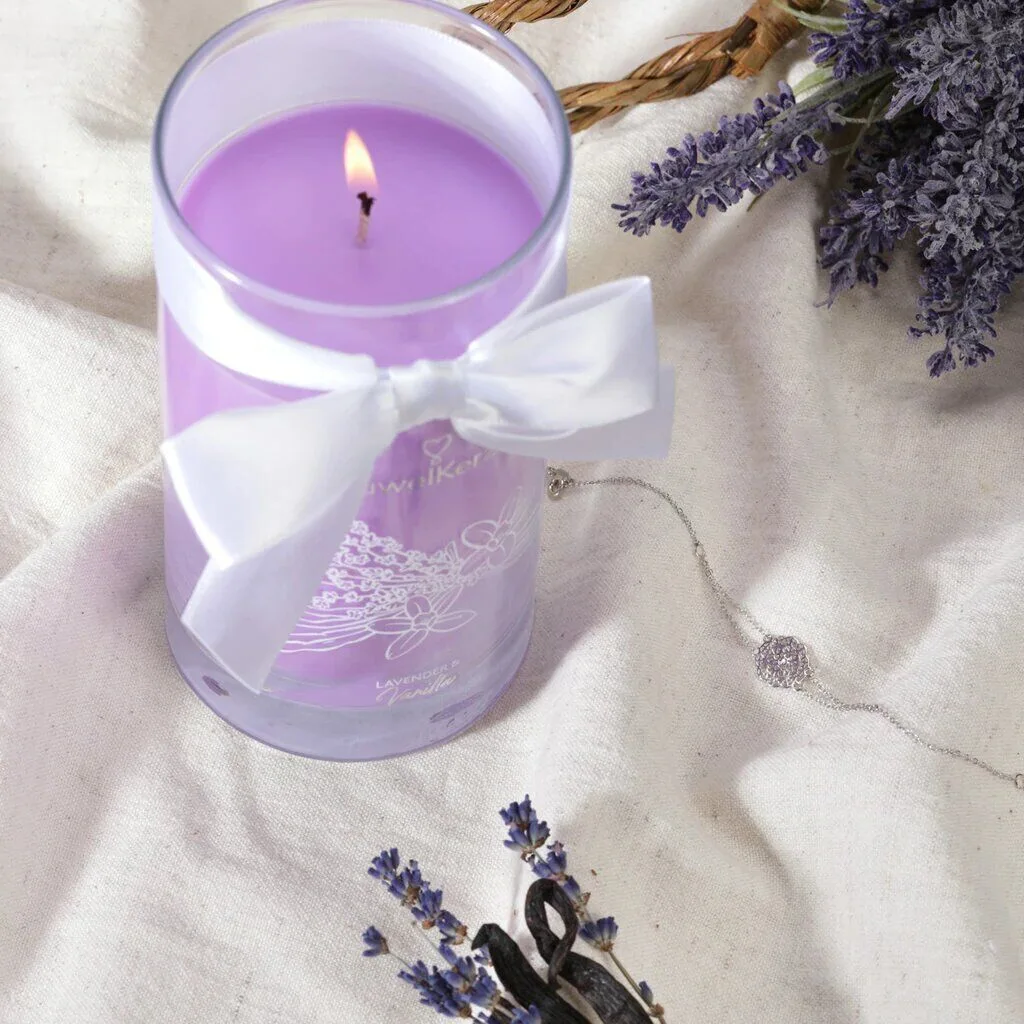 8f6f9c042d5113e035effa8ada2beef3dd05710e_lavender_and_vanilla_jewelcandle_gallery_image_3_DE_1024x10241 Fresh Lavender & Vanilla (Armband) 400g