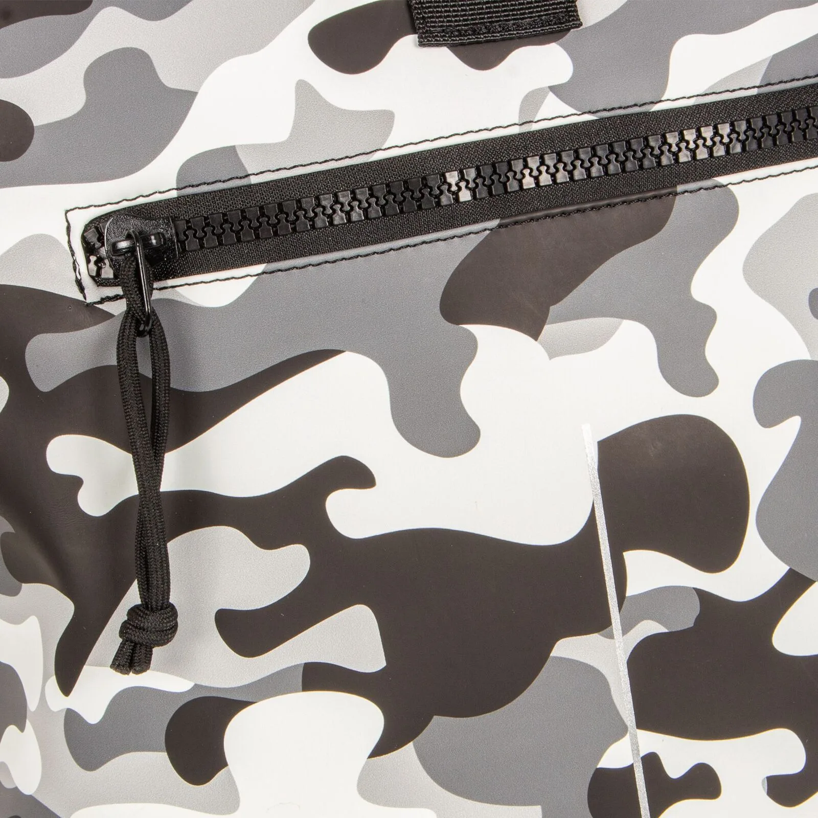 5aM2A0cI Mart - New York Rolltop Rucksack weiß/schwarz camo