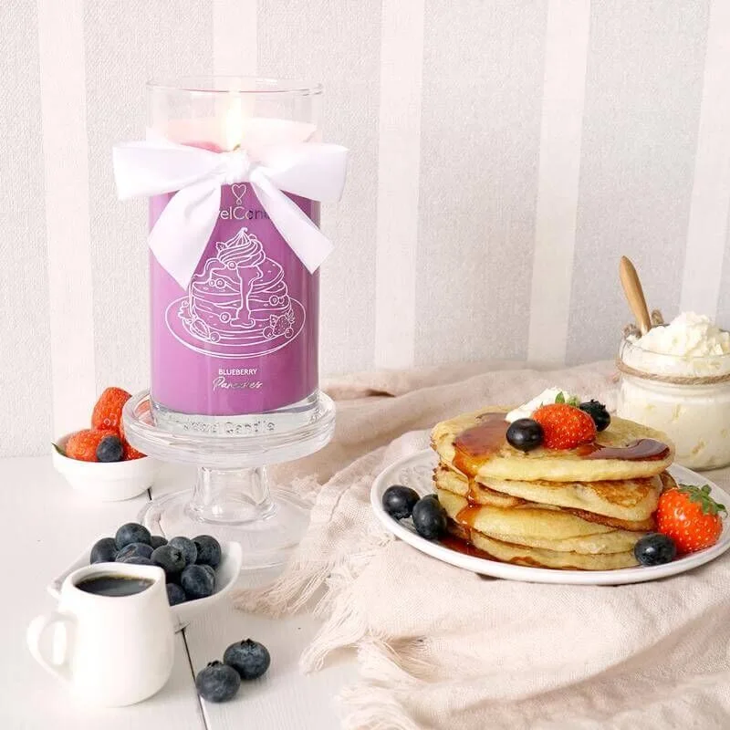 042a28d12e9cdda70105f53d5447c73b0c9905be_blueberry_pancakes_scented_candle_with_jewel_jewelcandle_gallery_picture_3_800x New Blueberry Pancakes (Halskette) 400g Swarovski Edition