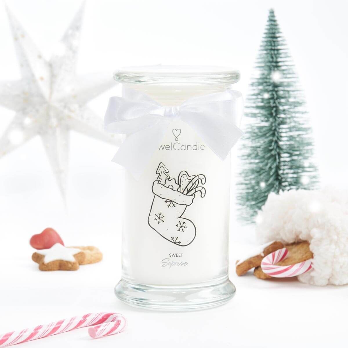 f13ce3a7662461f44f0a59c6c4353de12e2cf665_sweetsuprise_duftkerze_mit_schmuck_juwelkerze_gallery_2_570b1a01-4a9b-4a8c-a29f-13f17f5bebaa_2048x Sweet Surprise (Charm) 400g