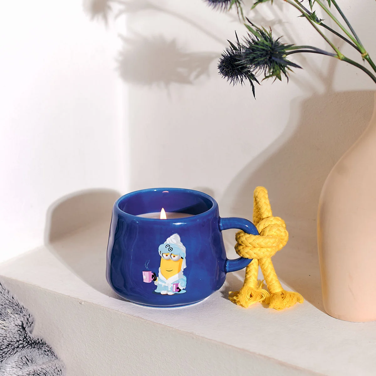 Kevin - Minions™ Duftkerze 200g in Tasse mit Kordel