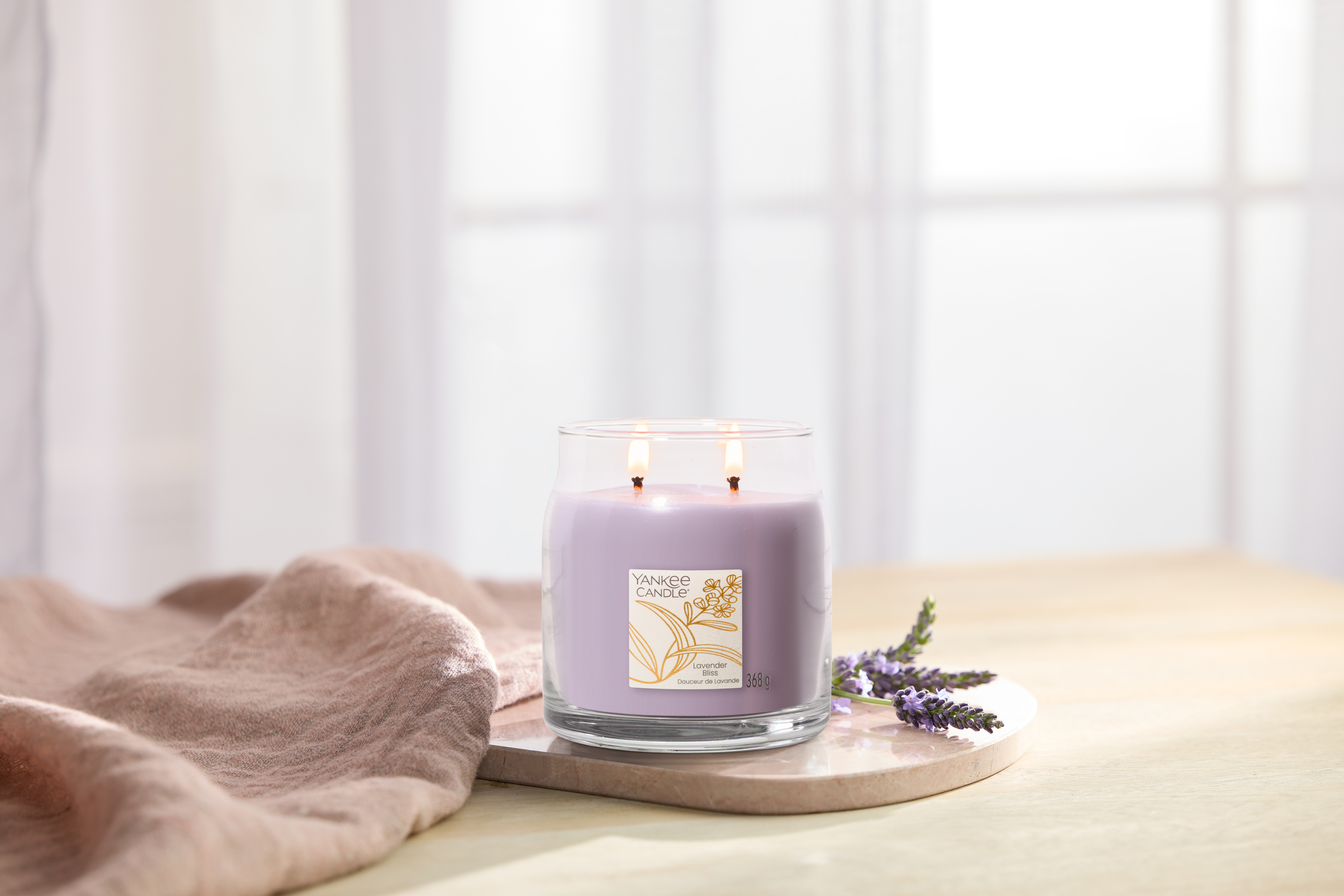 Lavender Bliss Signature Medium Jar 368g 2-Docht