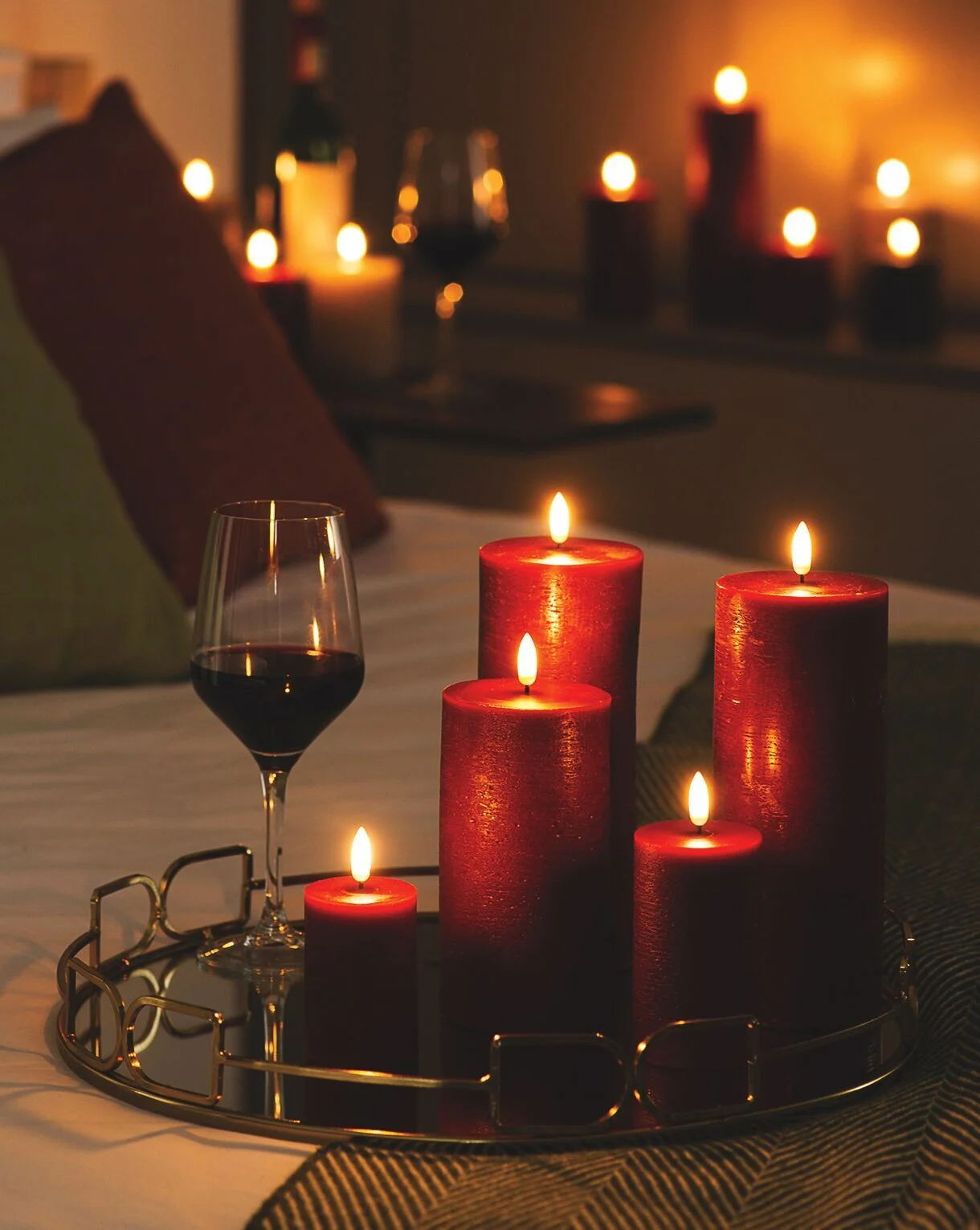 Pillar-Candles-carmine-red-on-bed-with-wine Uyuni LED Stumpenkerze 5,8x10cm Carmine Red