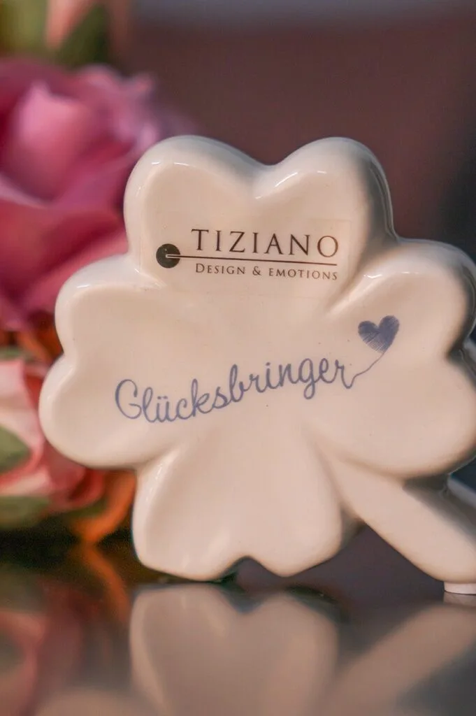 alegra-gluecksbringer-weiss-creme-detail Deko Glücksbringer Alegra 9cm