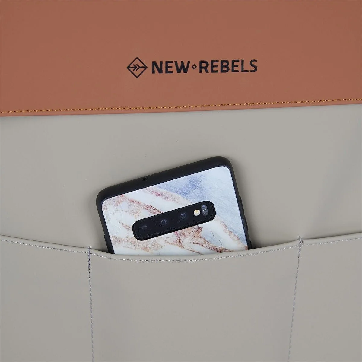 74A565861A7D5A0052908CDF6048CB7CE1D01190 Fane - Lincoln Flap Rucksack 17L orange/beige