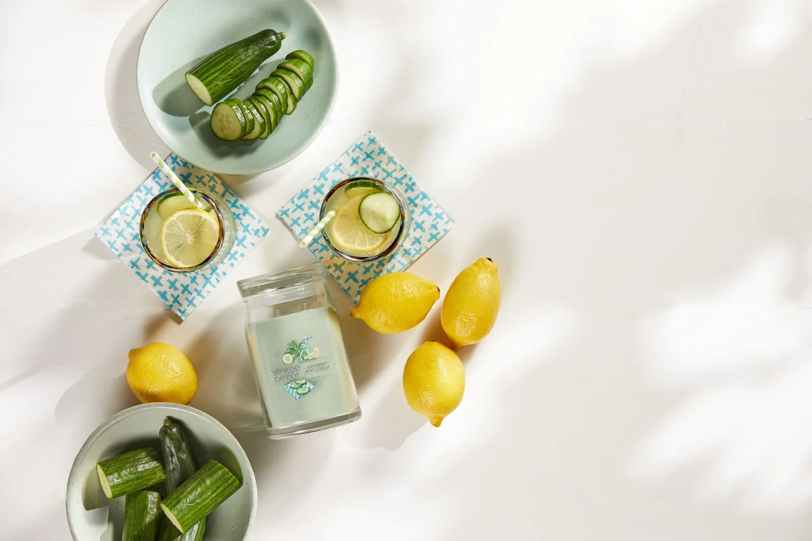 222469375_046 Cucumber Mint Cooler Signature Medium Jar 368g 2-Docht