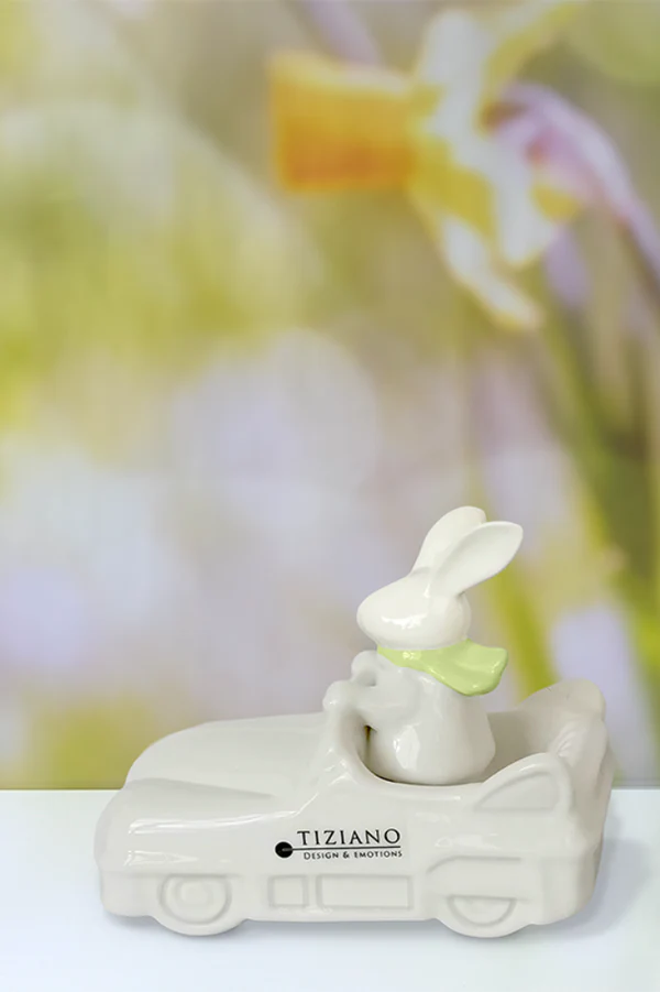 Hase Albano im Auto mit Schal 12,5cm