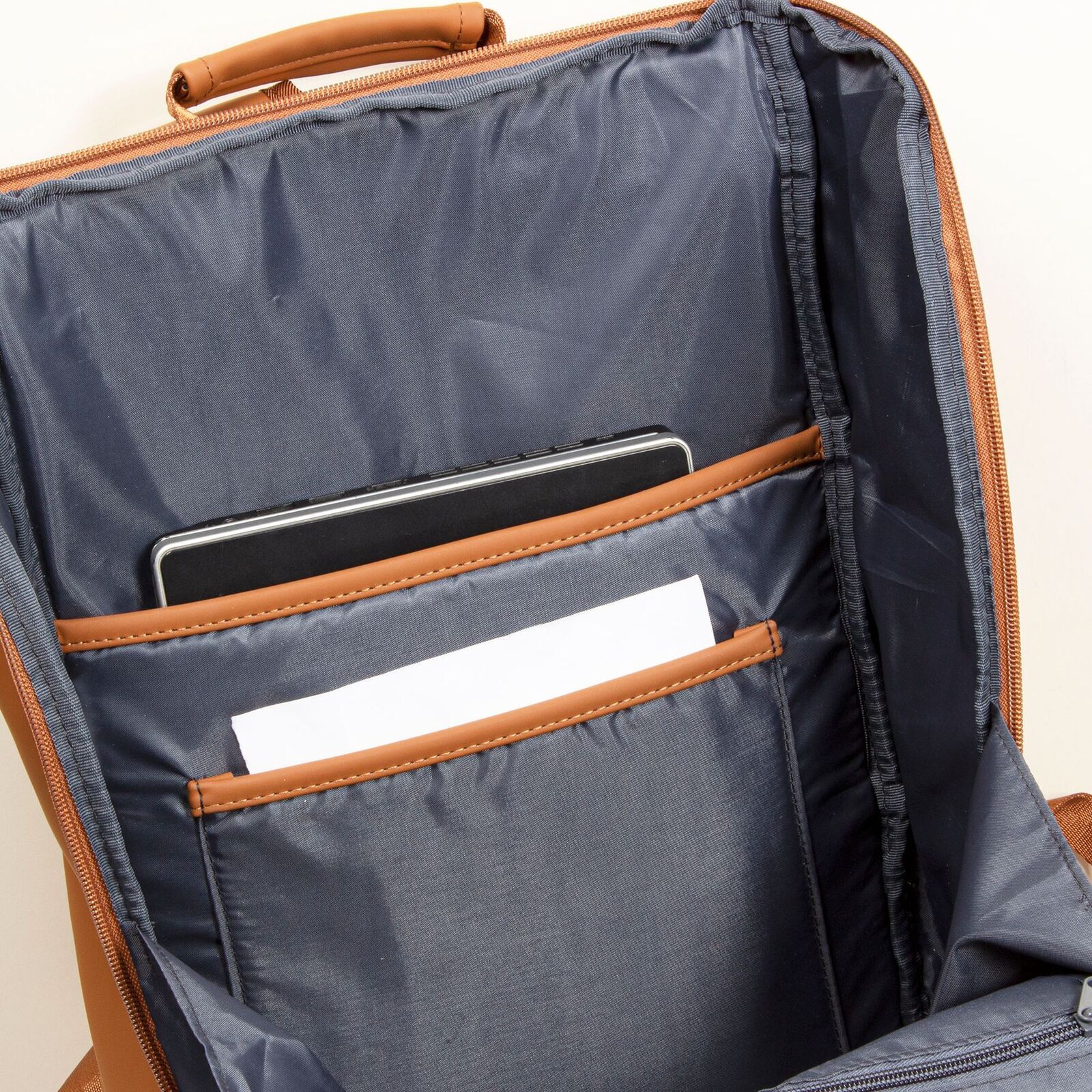 2RFC5AyI Harper - Queens Rucksack cognac