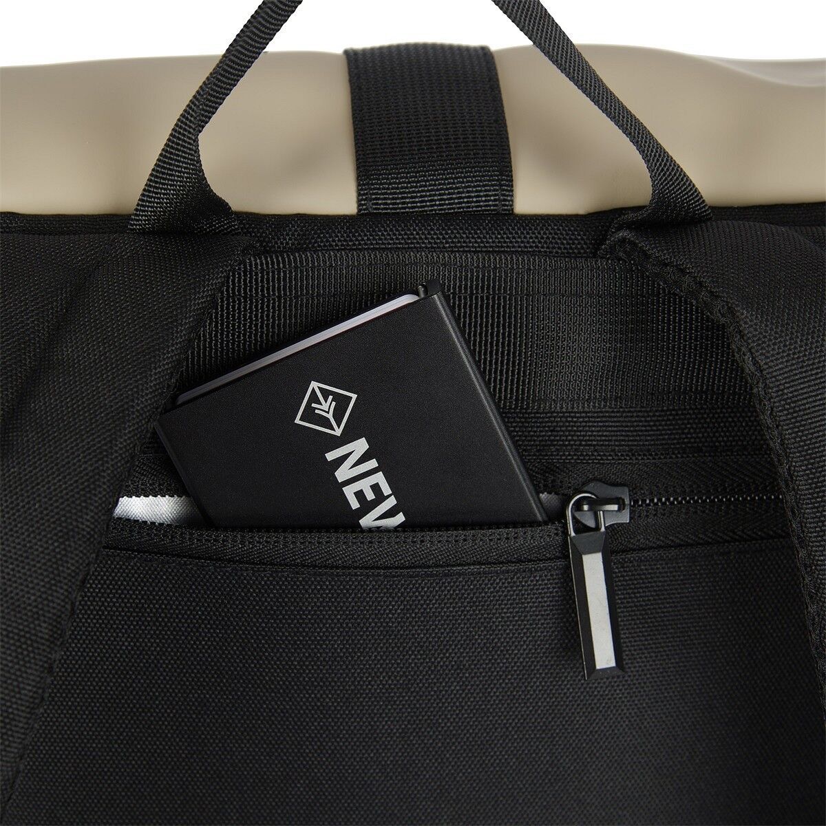 F24598E88E6F72B7284AABD92FA709AE4C3D2B46 Fane - Montgomery Rolltop Rucksack 18L schwarz/beige