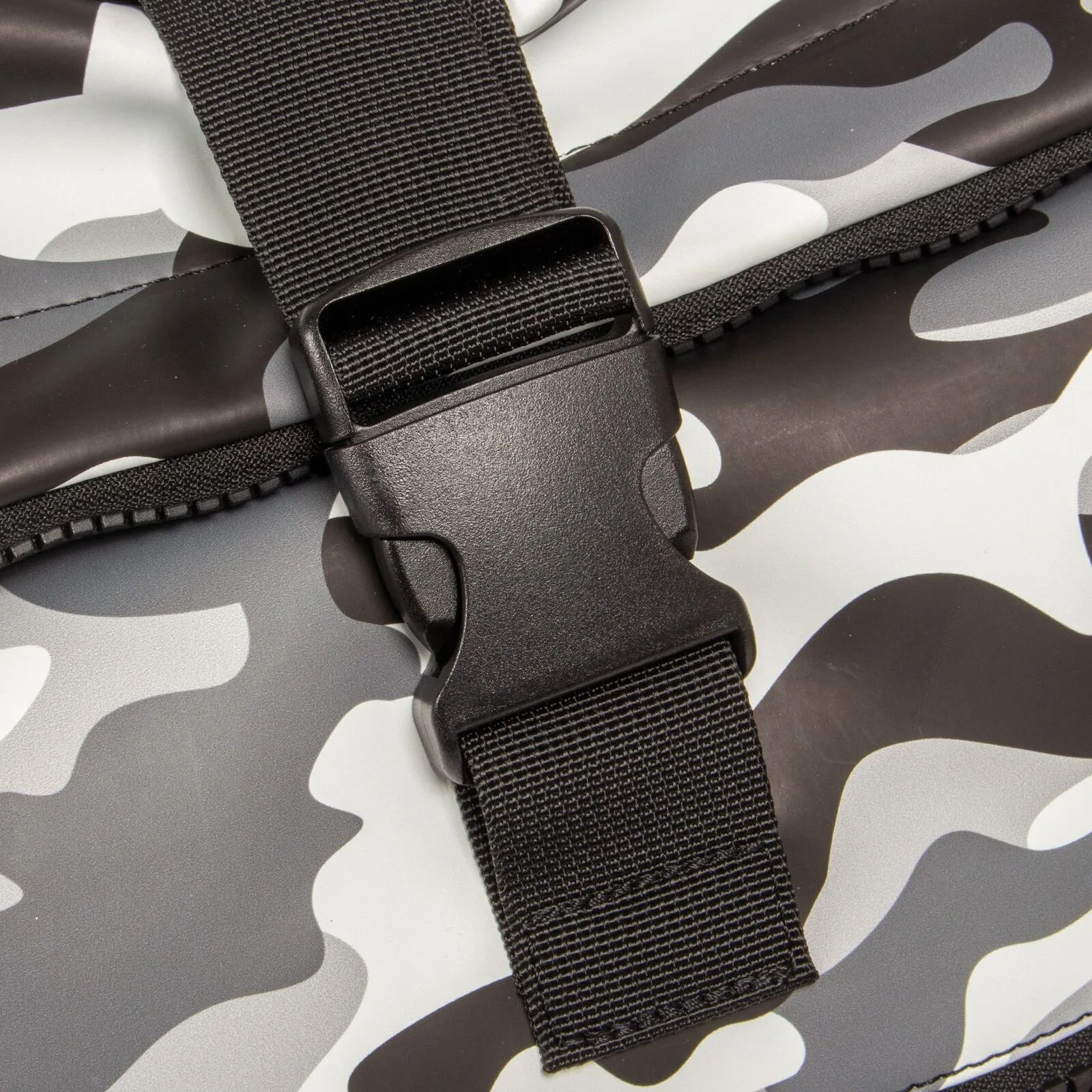 xX8DIugY Mart - New York Rolltop Rucksack weiß/schwarz camo