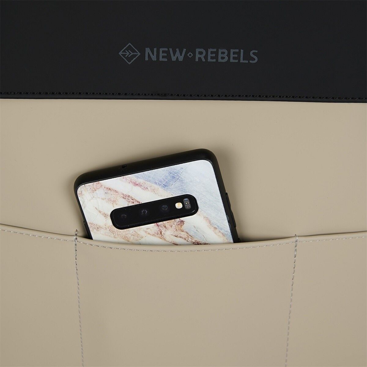 9F4BCD34806F88D097A81488EC0979D49B60C755 Fane - Lincoln Flap Rucksack 17L schwarz/beige