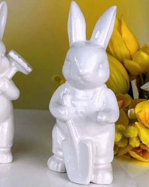 Hase Gino mit Schaufel 12cm cremeweiß Hase Gino mit Schaufel 12cm cremeweiß