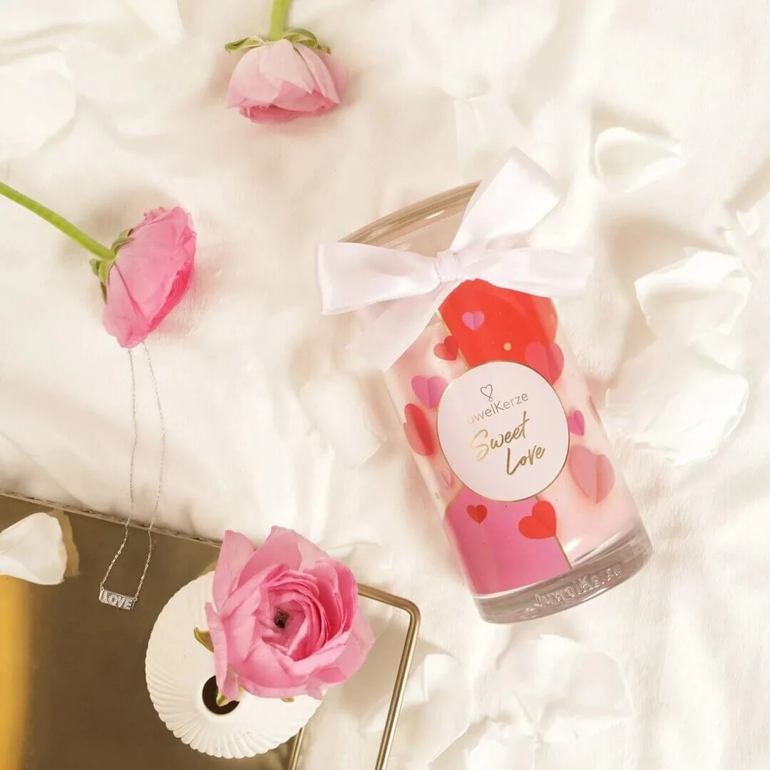 9c7edc32b0ac1809cf31e8ab5697d0f3a0b1ec60_Sweet_Love_scented_candle_with_jewel_jewelcandle_gallery_2_DE_e8986650-fc76-4a1f-a67d-29af3f5d885d_1080x Sweet Love (Halskette) 400g
