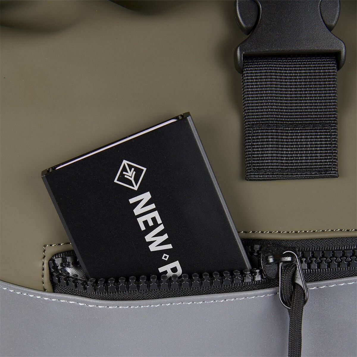 7F06E4D2021833ED4B4924F965BF8FE0C40FAF77 Bowie - New York Rolltop Rucksack olive