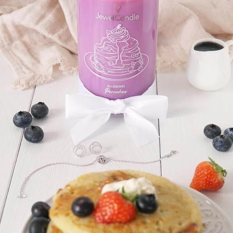c5569cf67d1373e02c04feb8c1857293da3623aa_blueberry_pancakes_scented_candle_with_jewel_jewelcandle_gallery_picture_1_800x New Blueberry Pancakes (Halskette) 400g Swarovski Edition