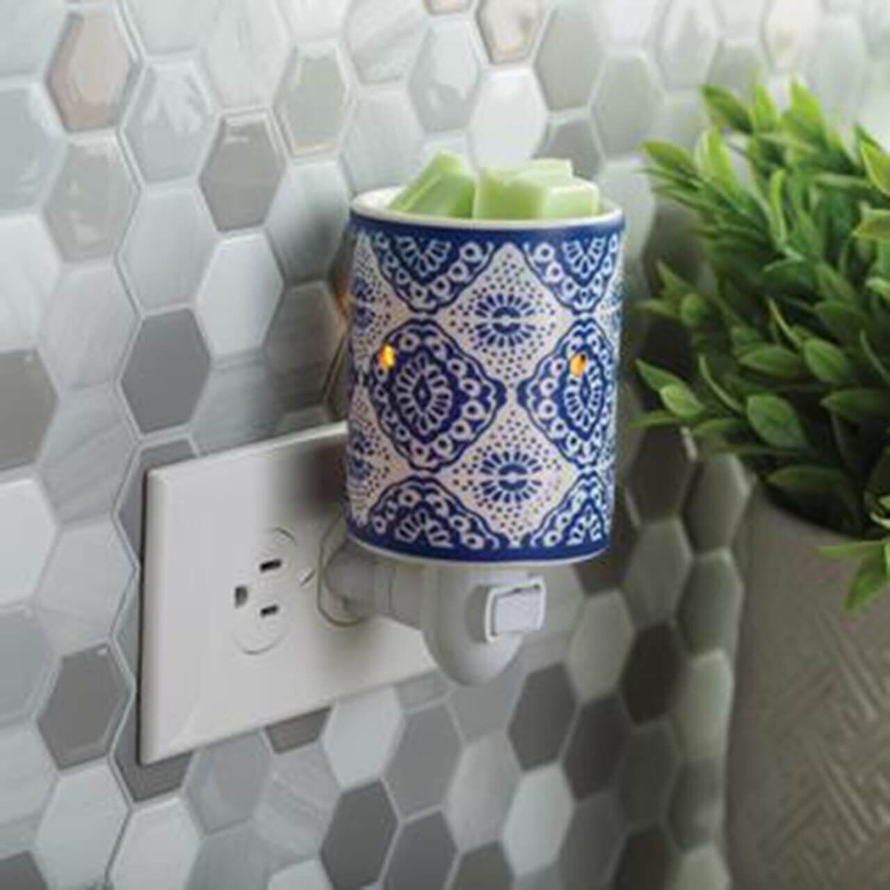 Indigo-Porcelain1 Indigo Porcelain für die Steckdose