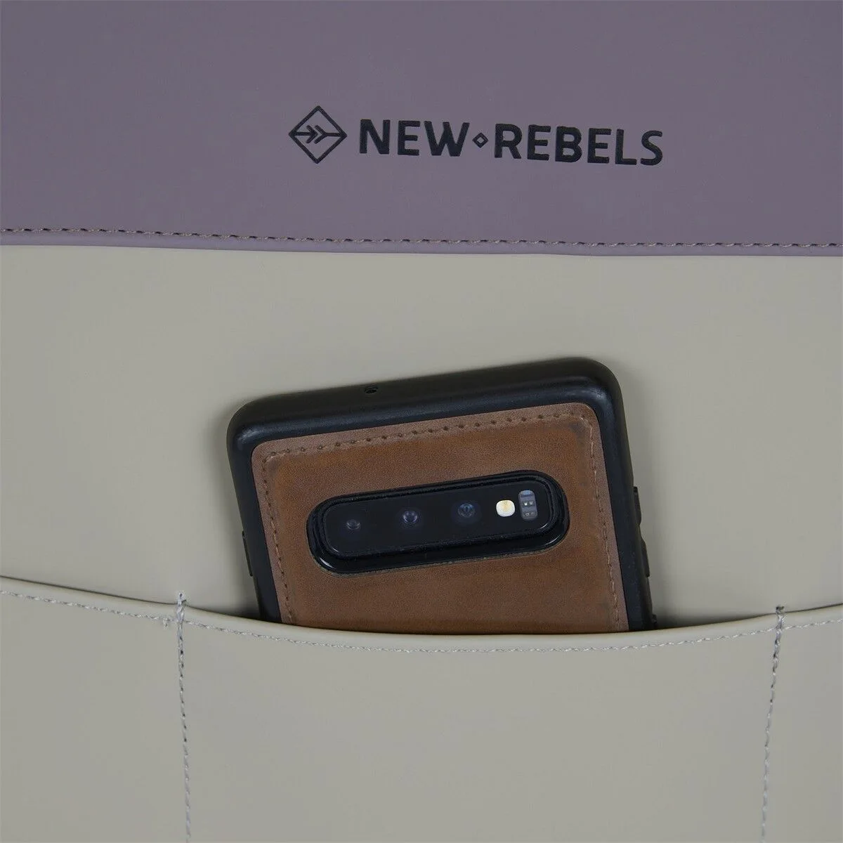9493F9B05585076DC9A2B20ED630AA4D6CA9DF01 Fane - Lincoln Flap Rucksack 17L altlila/beige