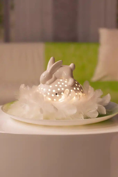 Hase Leona mit LED Ei liegend cremeweiß