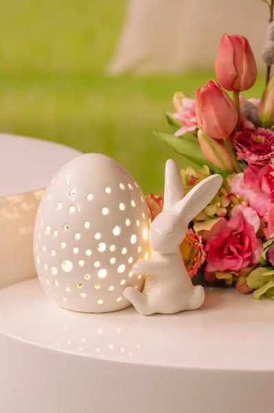 Hase Leona mit LED Ei sitzend cremeweiß