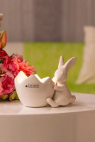 Hase Leona mit Teelicht-Ei sitzend cremeweiß